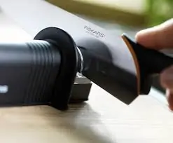 Oštrač noževa 857000 FISKARS