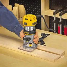 DeWalt jednoručna glodalica za ivice DWE6005