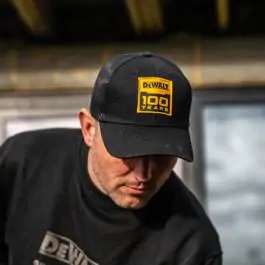 DeWALT DWC241-001 crni kačket – 100 godina Limited Edition, pamučni sa vezom