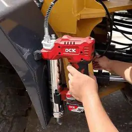 Akumulatorska mazalica 2x4.0Ah baterije i punjač 20V DCK KDGG500EK