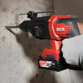 DCK KDZC04-24FK akumulatorska SDS-Plus bušilica za beton 20V sa 2x5.0Ah baterije i punjačem